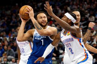 球迷们用实 球迷们用实